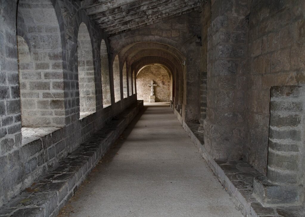 herald, saint-guilhem-le--desert, cloister-3759371.jpg